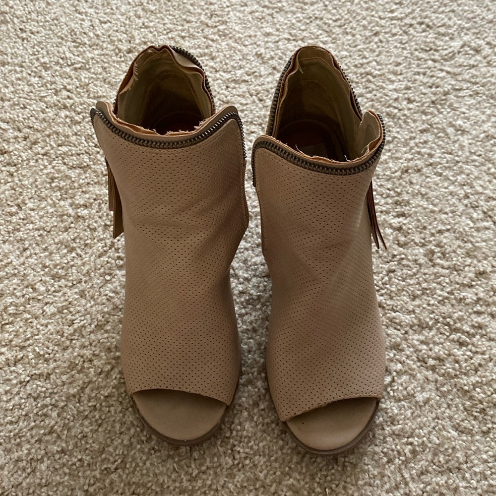Zipper accented heeled boots